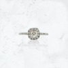 Anillo de compromiso en platino, modelo solitario halo, con diamante corte brillante central de 0,29 cts, rodeado de 12 brillantes de 0,010 cts cada uno, y con 10 brillantes de 0,015 cts cada uno en el cuerpo. 