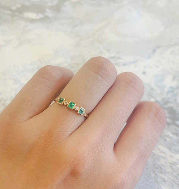 Anillo con esmeraldas