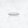 anillo de compromiso medio cintillo de platino con diamantes 