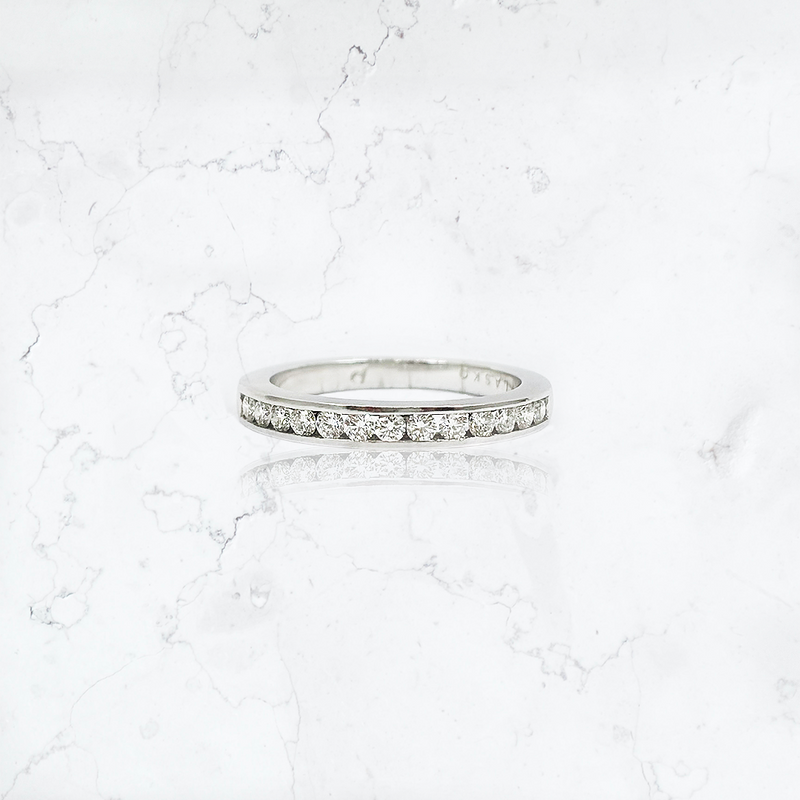 anillo de compromiso medio cintillo de platino con diamantes 