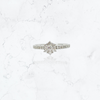 anillo de compromiso de oro blanco de 18K con diamantes