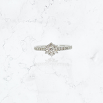 anillo de compromiso de oro blanco de 18K con diamantes