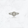 anillo de compromiso de oro blanco de 18K ovalado con diamantes 