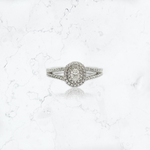 anillo de compromiso de oro blanco de 18K ovalado con diamantes 
