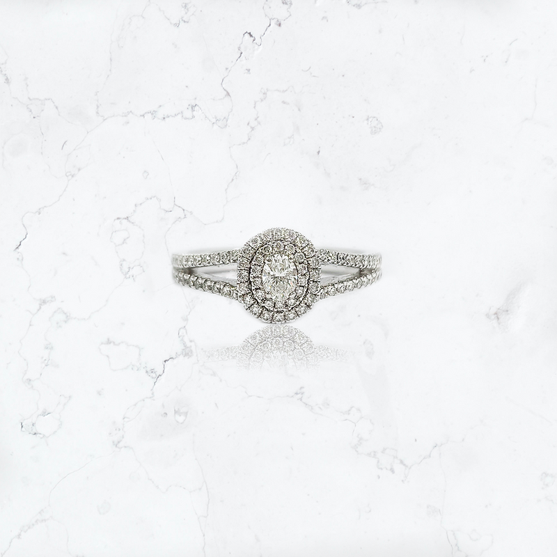 anillo de compromiso de oro blanco de 18K ovalado con diamantes 