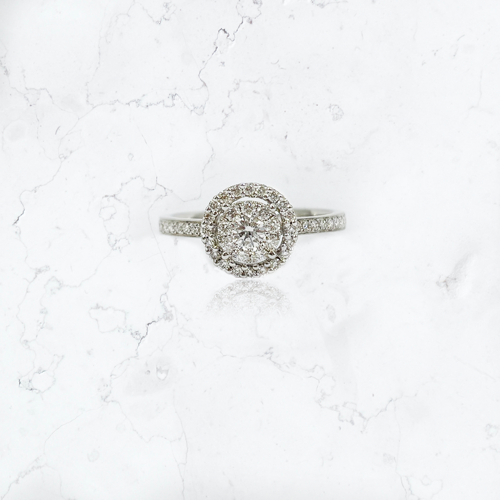 anillo de compromiso de oro blanco de 18K con diamantes