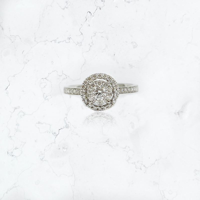 anillo de compromiso de oro blanco de 18K con diamantes