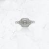 anillo de compromiso de oro blanco con diamantes y baguette