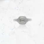 anillo de compromiso de oro blanco con diamantes y baguette
