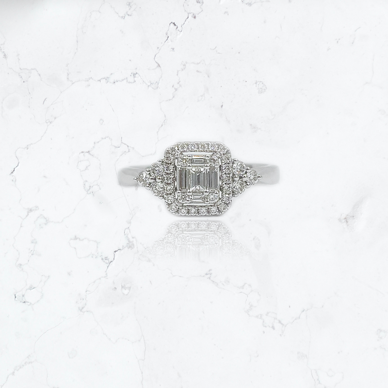 anillo de compromiso de oro blanco con diamantes y baguette
