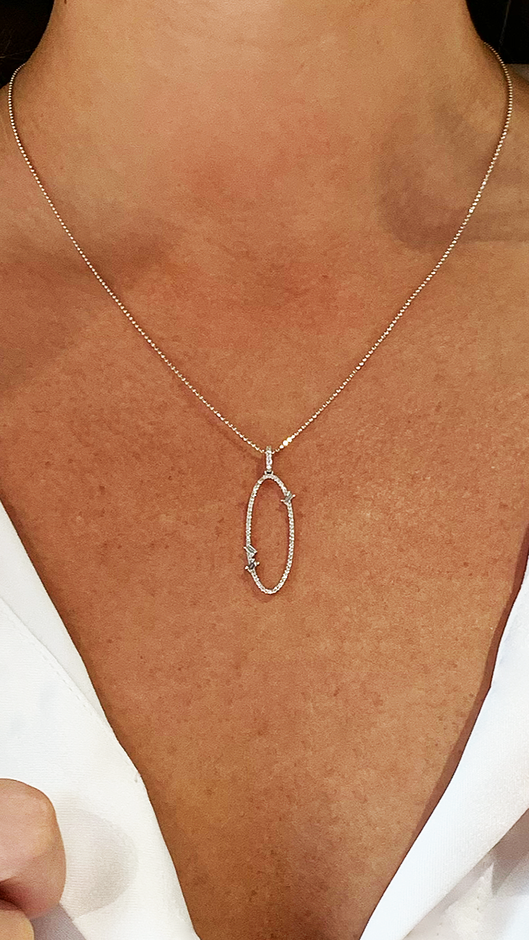 Collar Óvalo con Baguettes