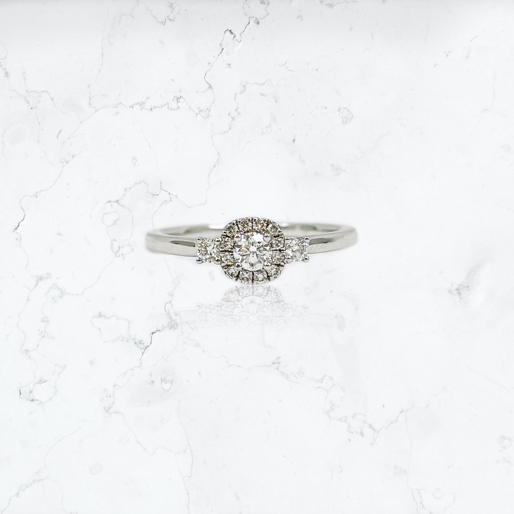 anillo de compromiso de oro blanco de 18K con diamantes