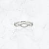 anillo de compromiso de oro blanco de 18K con diamantes entrelazado