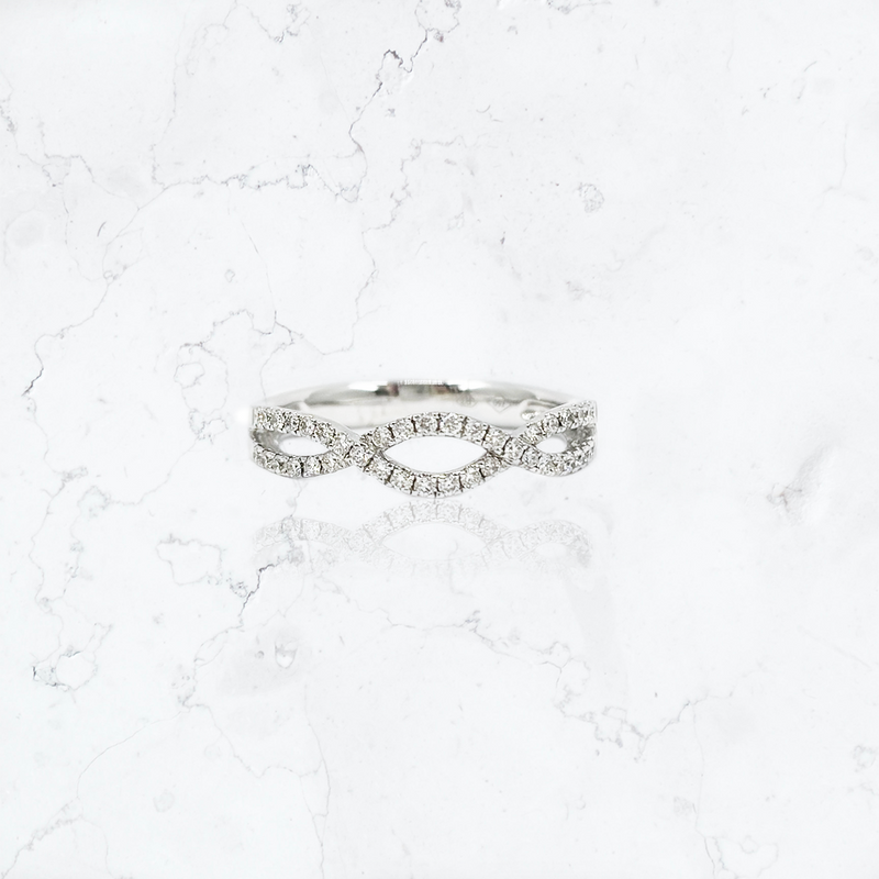 anillo de compromiso de oro blanco de 18K con diamantes entrelazado