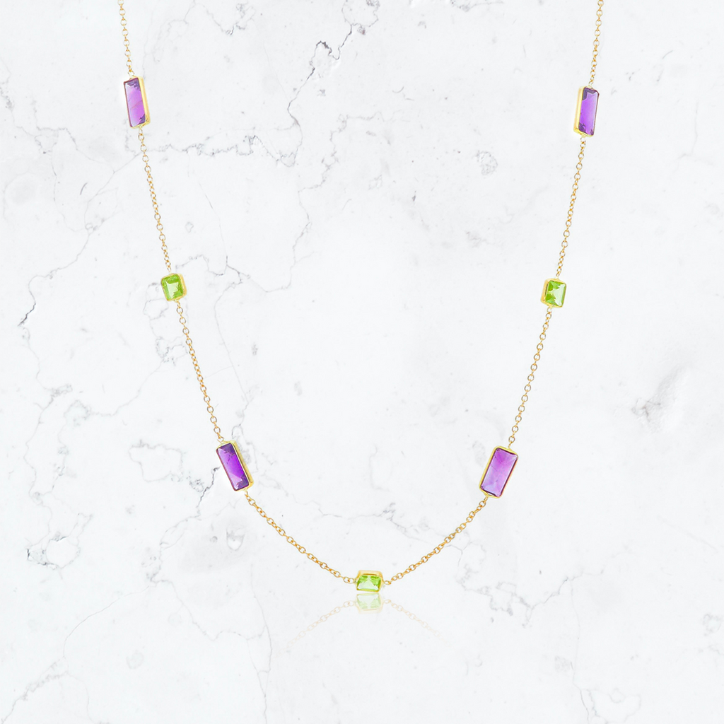 collar de oro amarillo con piedras naturales.