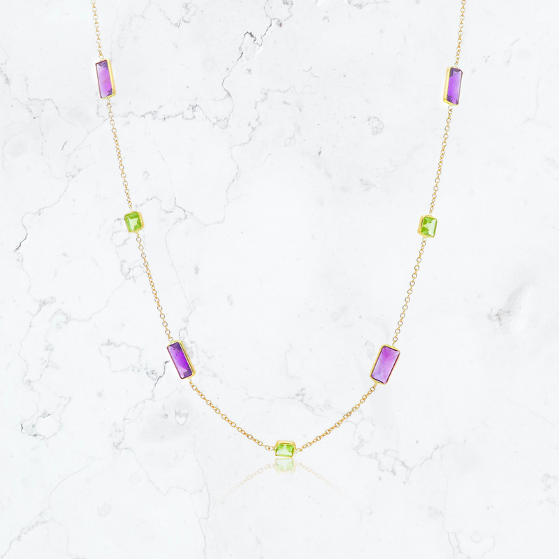 collar de oro amarillo con piedras naturales.