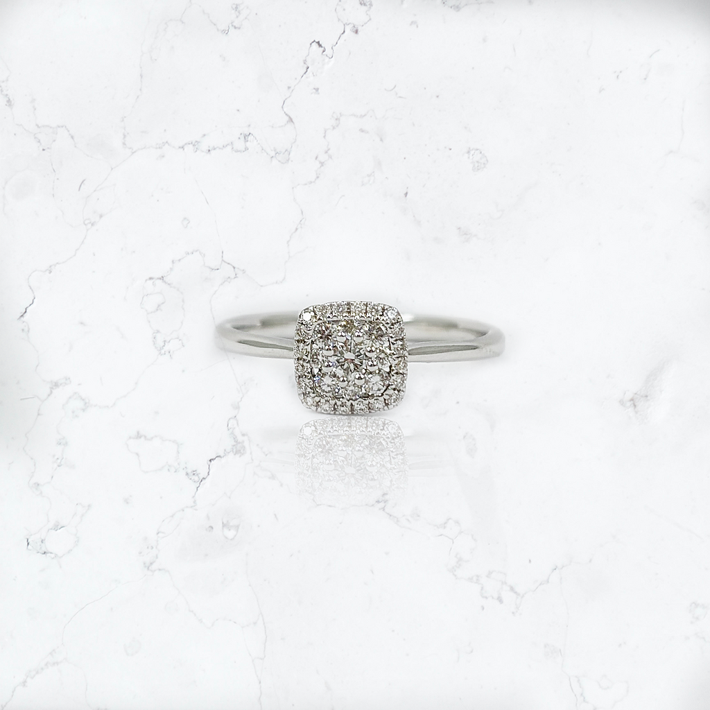 anillo de oro blanco de 18K con diamantes