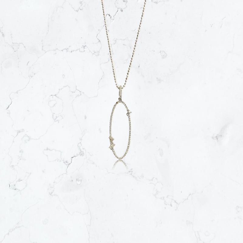 collar de oro blanco con diamantes en forma de ovalo