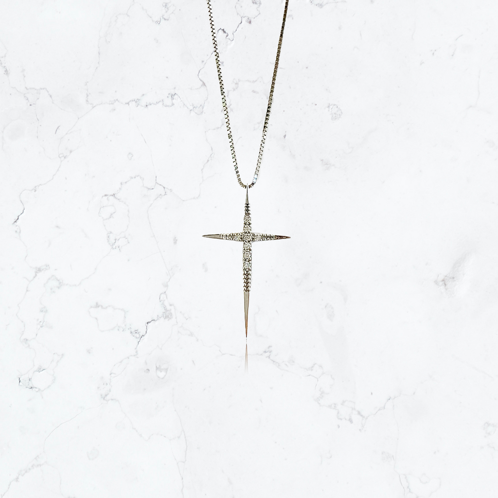 cruz con diamantes en oro blanco
