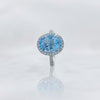 Anillo de oro blanco 18K con topacio azul y diamantes. 