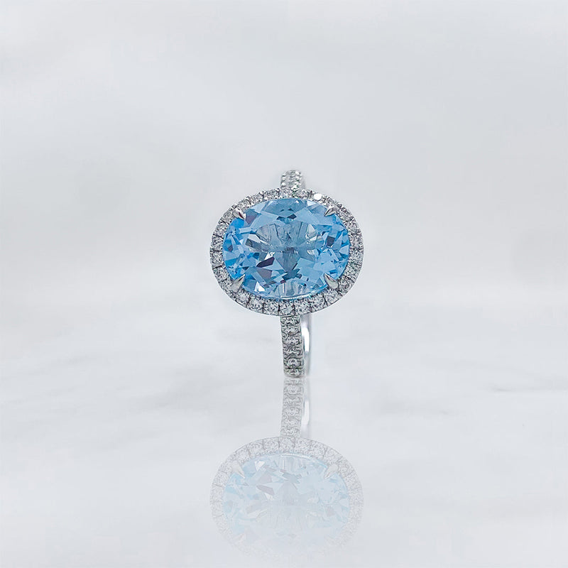 Anillo de oro blanco 18K con topacio azul y diamantes. 